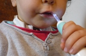 enfant qui se brosse les dents