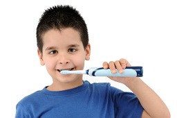 Enfant qui se brosse les dents
