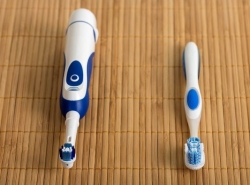 brosse à dents électrique plus efficace qu'une brosse à dents ordinaire