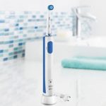 Brosse à dents électrique Oral-B Pro 600 White Clean pour nettoyer en profondeur vos dents