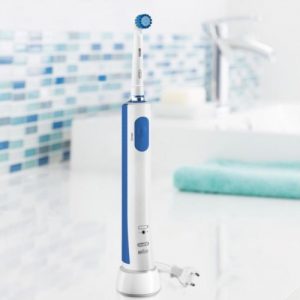 Brosse à dents électrique Oral-B Pro 600 White Clean pour nettoyer en profondeur vos dents